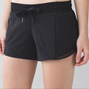 Lululemon size 4 black hotty hot shorts 2.5”